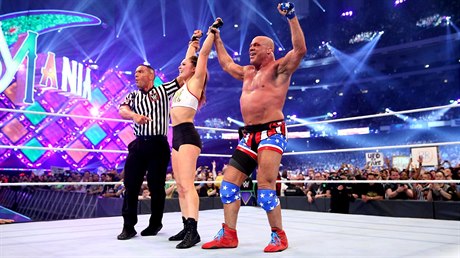 Ronda Rouseyová slaví vítězství na Wrestlemanii.