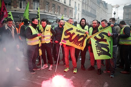 Zamstnanci francouzského státního elezniního podniku SNCF na stávce v Paíi.