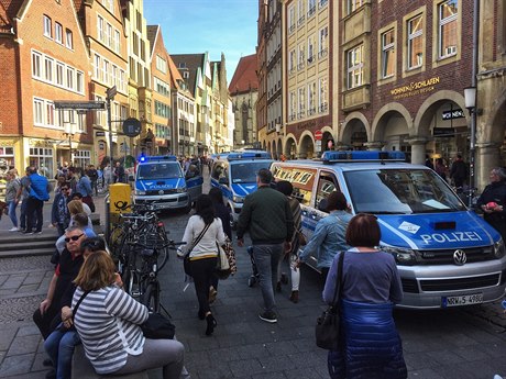 Policisté zasahují v nmeckém Münsteru, kde najel automobil do skupiny lidí.