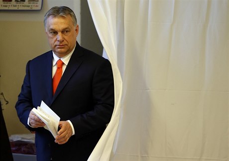 Maarský premiér Orbán ve volební místnosti.