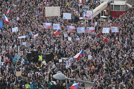 Václavské námstí a demonstrace proti vlád bez dvry a proti Andreji Babiovi.