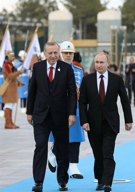 Vladimir Putin (vpravo) s Recepem Tayyipem Erdoganem na setkání v Ankaře
