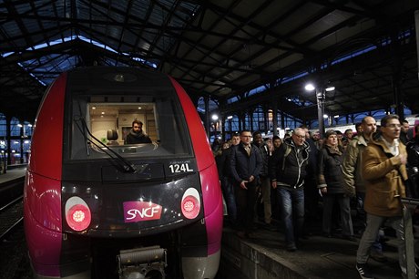 Lidé odchází z nástupiště na vlakovém nádraží Saint-Lazarev Paříži, kde...