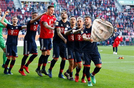 Fotbalisté Bayernu slaví šestý titul v Bundeslize v řadě.