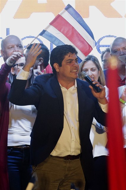 Carlos Alvarado porazil svého jmenovce Fabricia Alvarada.