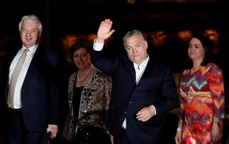 Maďarský premiér Viktor Orbán přichází na povolební setkání s voliči.