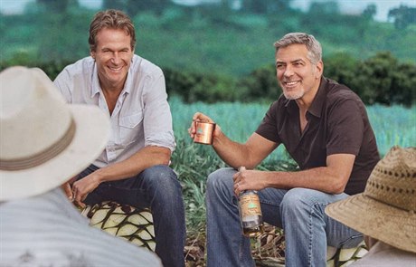 Poté, co prodal svoji značku tequily George Clooney, investují do alkoholu i...