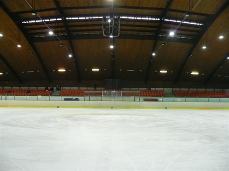 Ledová plocha zimního stadionu HC Hvězda Praha.