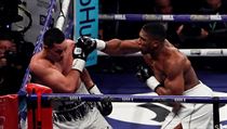 Anthony Joshua bije Josepha Parkera.