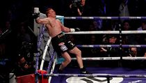 Rus Alexander Povtkin v zvru tetho kola, kdy jej dostal Brit David Price...