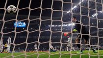 Juventus vs. Real Madrid: za nůžkami Ronalda se Buffon jen ohlédl.