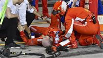Zrann mechanik Ferrari Francesco pot, co jej trefil pi zastvce v boxech...