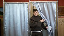 Františkáni přišli volit v typickém řádovém oděvu.