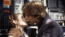 Carrie Fisherová a Harriosn Ford ve Hvězdných válkách.
