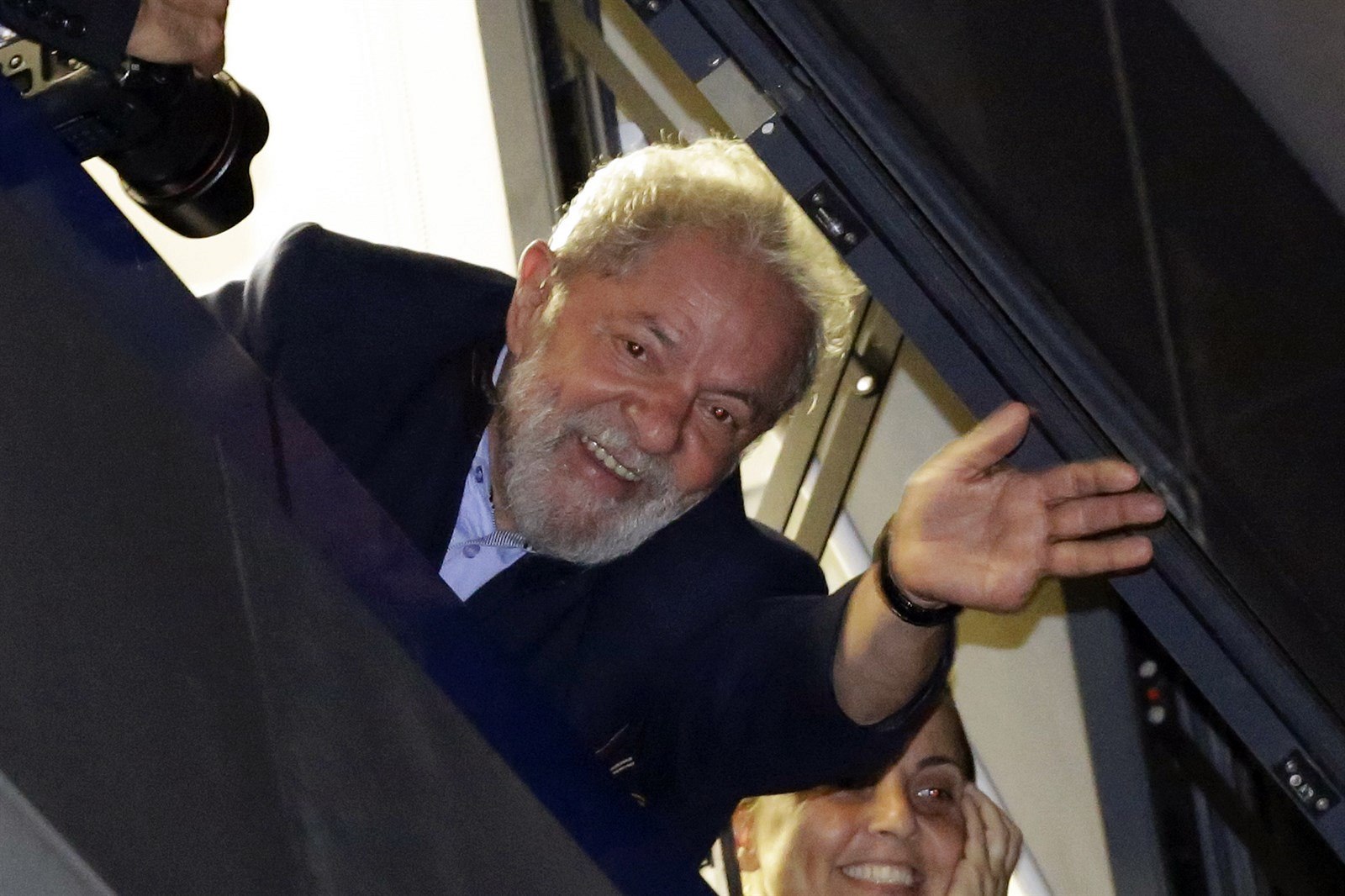 Bývalý brazilský prezident Luiz Inacio Lula da Silva zdraví své podporovatele.
