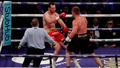 Rus Alexander Povtkin práv knockoutuje Brita Davida Priceho.
