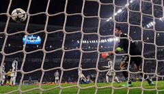 Juventus vs. Real Madrid: za nkami Ronalda se Buffon jen ohlédl.