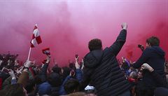 Autobus Manchesteru City zahalený v dýmovnicích od fanouk Liverpoolu.