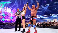 Ronda Rouseyová slaví vítězství na Wrestlemanii.