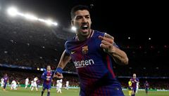 Luis Suárez slaví gól v Lize mistr proti AS ím