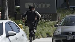Kalifornská policie zasahuje v sídle spolenosti provozující nejvtí svtový...