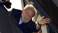 Bývalý brazilský prezident Luiz Inacio Lula da Silva zdraví své podporovatele.