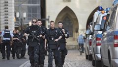 N�me�tí policisté se samopaly v místech útoku.