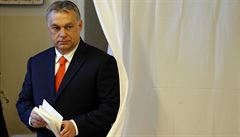 Maarský premiér Orbán ve volební místnosti.