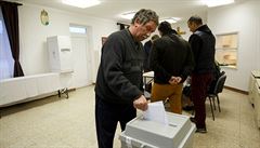 Starosta vesniky Iborfia vhazuje svj hlasovací lístek do urny.