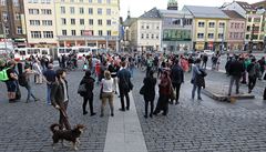 Shromaování lidí k demonstraci v Ústí nad Labem.