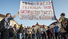 Lidé protestují na Masarykov námstí v Hradci Králové proti premiérovi v...