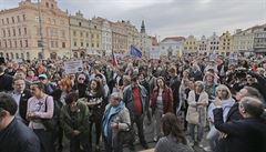 Námstí Republiky v Plzni a demonstranti proti vlád bez dvry a proti Andreji...