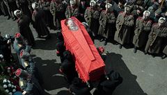 Mrtvý Stalin v prosklené rakvi. Snímek Ztratili jsme Stalina (2017). Reie:...