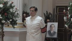 Jeffrey Tambor jako Georgij Malenkov. Snímek Ztratili jsme Stalina (2017)....