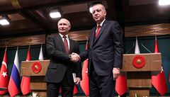 Vladimir Putin (vlevo) s Recepem Tayyipem Erdoganem na setkání v Istanbulu