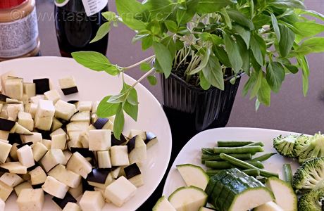 Lilek, zelenina a thajsk bazalka - nezbytn zelenina pro kari