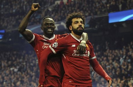 Mohamed Salah (vpravo) a Sadio Mane z Liverpoolu slav gl v sti Manchesteru...