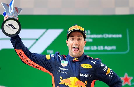 Daniel Ricciardo slaví triumf ve Velké cen íny.
