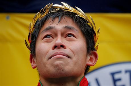 Dojatý Juki Kawaui slaví triumf na Bostonském maratonu.