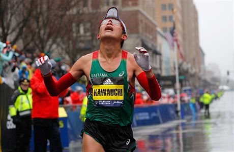 Juki Kawaui v cli Bostonskho maratonu.