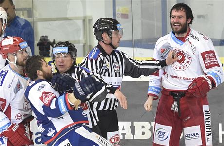 Finle hokejov extraligy - 4. zpas: Brno - Tinec. Rozepe mezi kapitnem...