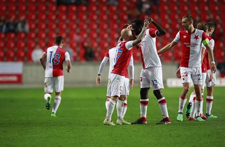 Hrái Slavie slaví gól v semifinále MOL Cupu