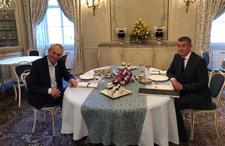 Premiér v demisi Andrej Babi na schzi s prezidentem Miloem Zemanem.