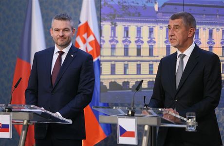 Premiér v demisi Andrej Babi a nový premiér Slovenska Peter Pellegrini.