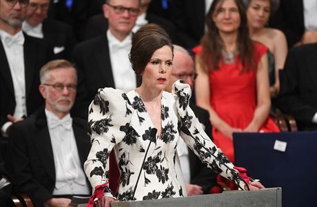 Sara Danus má projev bhem udílení Nobelových cen.