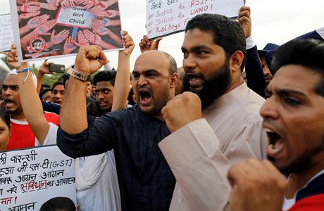Protestujc v Mumbaji se doaduj spravedlnosti pro znsilnn dvky.