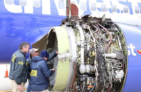 Experti zkoumaj pokozen motor Boeingu 737