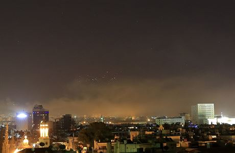 Nebe nad Damakem osvtlené palbou protivzduné obrany.