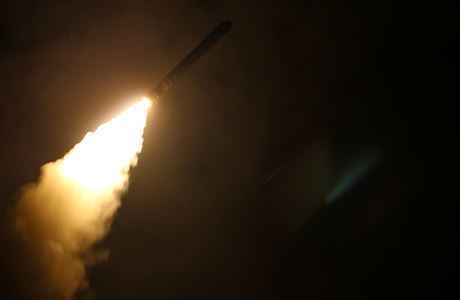 Raketa Tomahawk odlétá z kiníku USS Monterey k úderu na Sýrii.