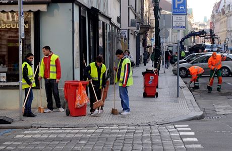 V Praze 1 uklízejí chodníky i lidé bez domova. Projekt jim pomáhá zalenit se...